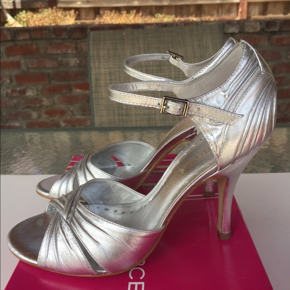 BCBG Heels. - Picture 4 of 8